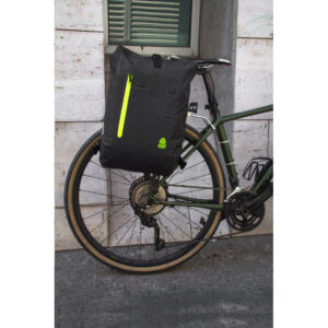 Alforja-Mochila Fullback Woden Negra Fibra de Carbono - Imagen 3