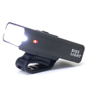 Luz para bicicletas con anclaje simple y fácil de instalar de manera frontal tanto en el manubrio como en el casco. Recargable mediante USB y gracias a su potencia de 500 lumens ofrece un espectro visual medio alto ideal para seguridad o visual dentro de una ciudad. Recargable USB Potencia lumínica 55 lumens Anclaje de goma ajustable.